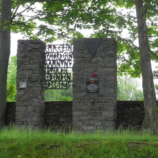 VVN-Gedenkstätte mit Ehrenhain, Einfriedungsmauer und südwestlich vorgelagerte Allee Bergstraße -