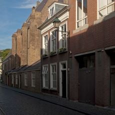 Ondiep pand naast het koor van de waalse kerk