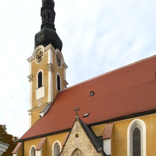 Kath. Pfarrkirche Mariä Geburt und ehem. Wehrkirchhof