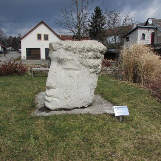 Plastika Pomník obětem všech totalit 20. století ve Vlásenici