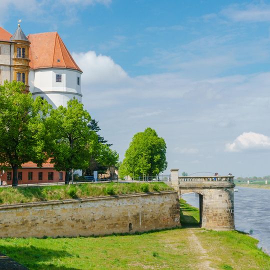 Brückenkopf der alten Straßenbrücke