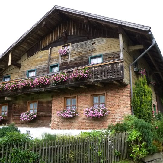 Gebäude mit Obergeschoss