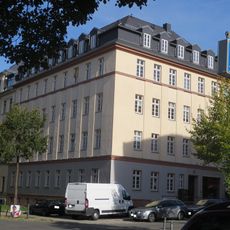 Mietshaus in geschlossener Bebauung in Ecklage, mit Vorgarten an der Zeißstraße Helmholtzstraße 52