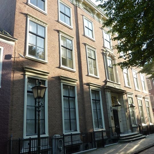 Pand met bakstenen gevel in Lodewijk XIV stijl met rechte kroonlijst op gesneden consoles, rijk versierde middenpartij