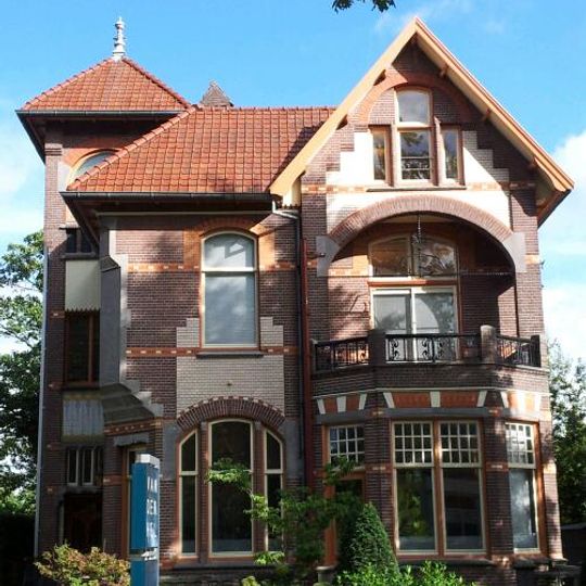 Groot vrijstaand herenhuis in art nouveaustijl