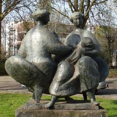 Twee vrouwen met kind op bank