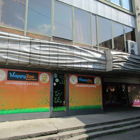 Dekorativní hliníkový pás a plastická část vstupního poutače na budově velkoprodejny Vltava