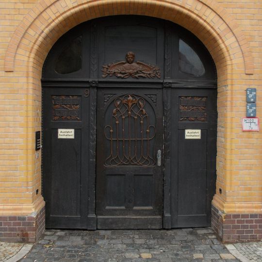 Mietshaus in halboffener Bebauung Mühlstraße 9