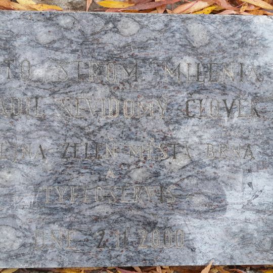 Pamětní deska zasazení stromu Milénia v Tyršových sadech v Brně