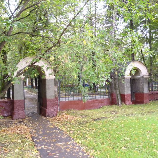 Ограда с воротами по периметру ансамбля