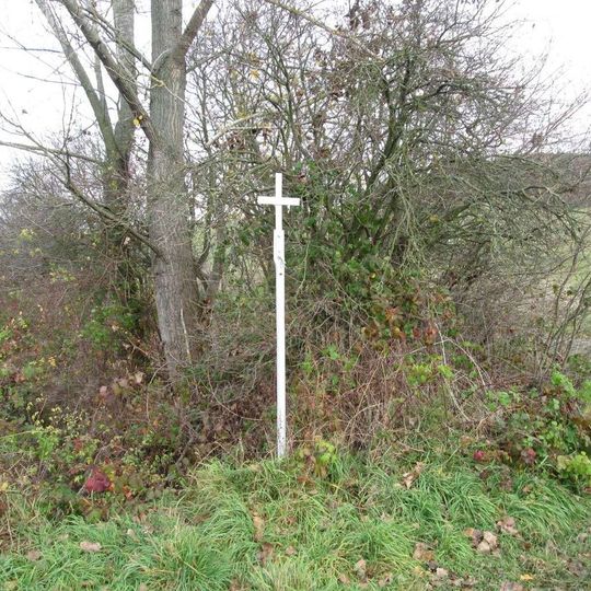 Kříž východně od Lhovic