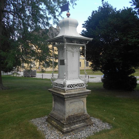 Gusseisenaufsatz mit Dachhaube