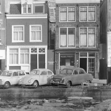 Huis met latere gevel en dak, door welks gootlijst de gevel thans wordt afgesloten.