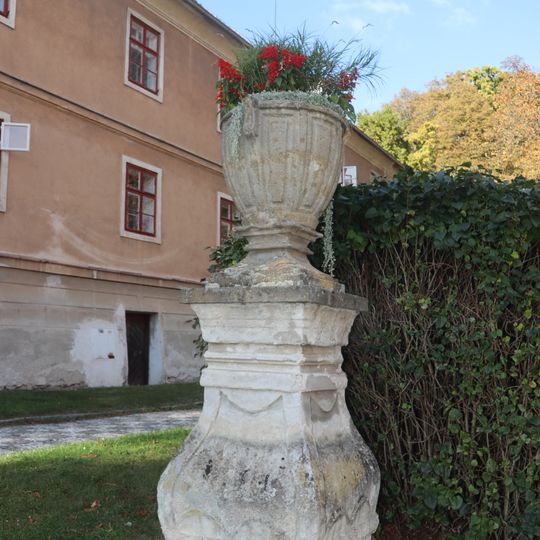 Ozdobná váza v parku zámku v Náměšti nad Oslavou