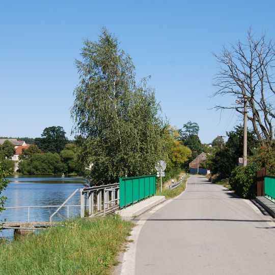 Most přes přeliv Velkého borovanského rybníka
