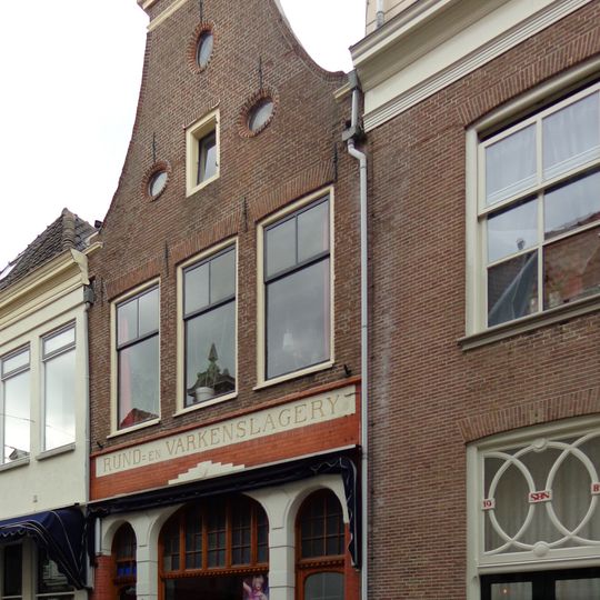 Pand met door driehoekige fronton bekroonde klokgevel en jongere onderpui