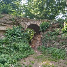 Klenutý mostek v zámeckém parku v Opočně