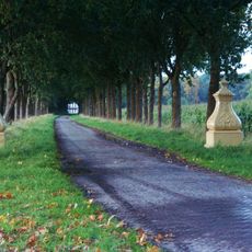 Beverweert: hekpalen bij Molenhoeflaan