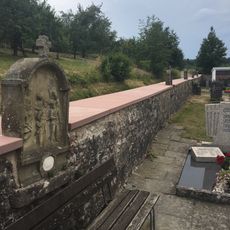 Kreuzweg in der Friedhofsmauer