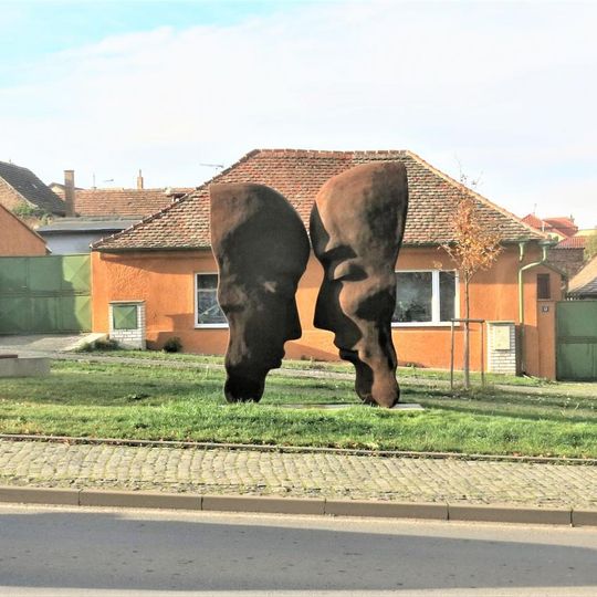 Kovová plastika na Mírovém náměstí v Líbeznicích