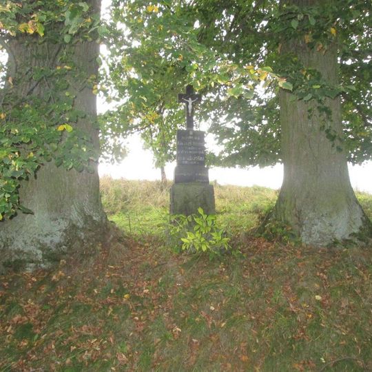 Kříž západně od Zvíkova u polní cesty