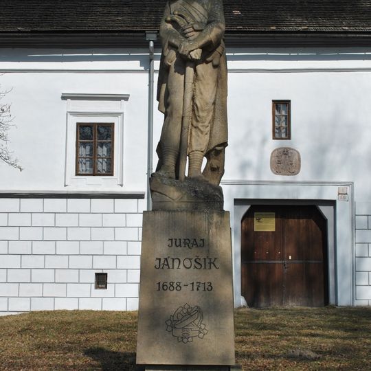 Kaštieľ Vranovo, rod. Palugyay, socha na podstavci