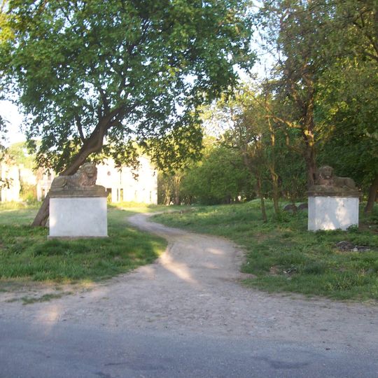 Brama główna z lwami