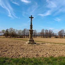 Kříž v Újezdu na okraji obce