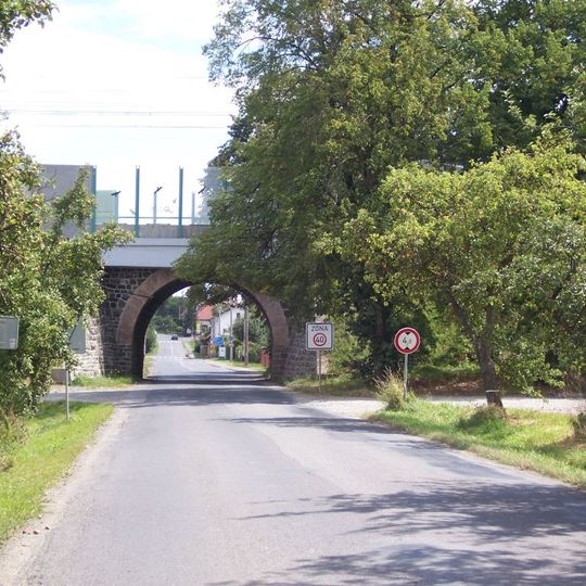 Železniční most přes říčanskou ulici Širokou u Světic