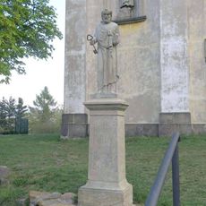 Socha svatého Petra u kostela v Jeníkově