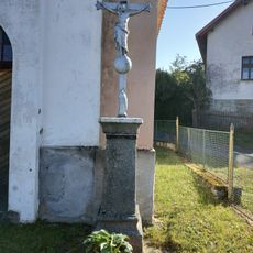 Kříž u kaple v Životicích