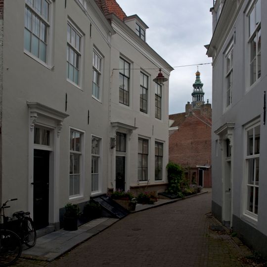 Huis met gepleisterde lijstgevel