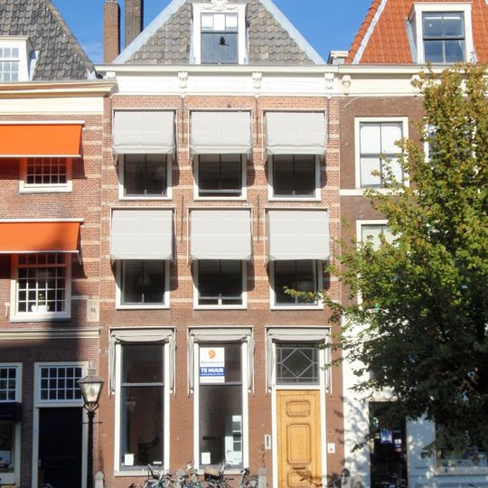 Pand met gevel met rechte consolekroonlijst, van speklagen voorzien. Stoep met palen