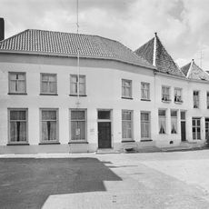 Pand met verdieping en hoog schilddak, dat aan de achterzijde aansluit tegen een trapgevel