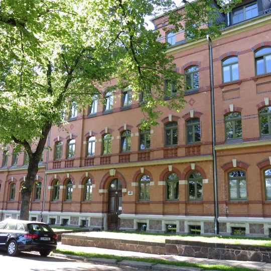 Mietshaus in geschlossener Bebauung, mit Vorgarten Ebersdorfer Straße 31