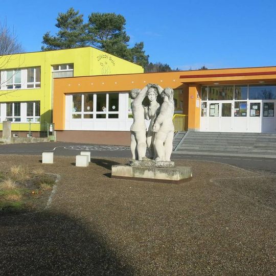 Socha Zlatá brána u školy Na Podlesí v Kadani