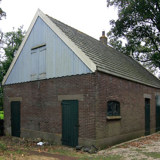 Vrijstaande paardenstal met koetshuis