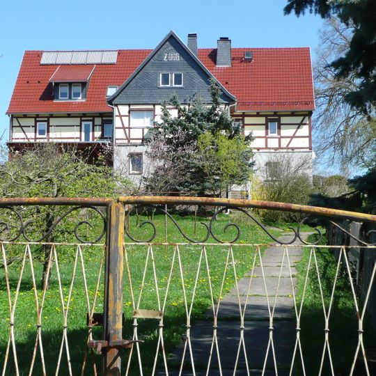 Zweiseithof mit Wohnstallhaus , Scheune und Torpfeilern der Hofzufahrt Mittelweg 7