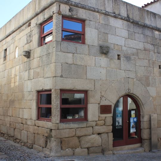 Edifício na Rua Castilho, gaveto com a Rua Abade de Baçal