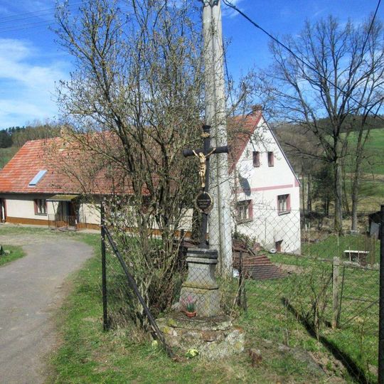 Kříž ve Frymburku v zahradě