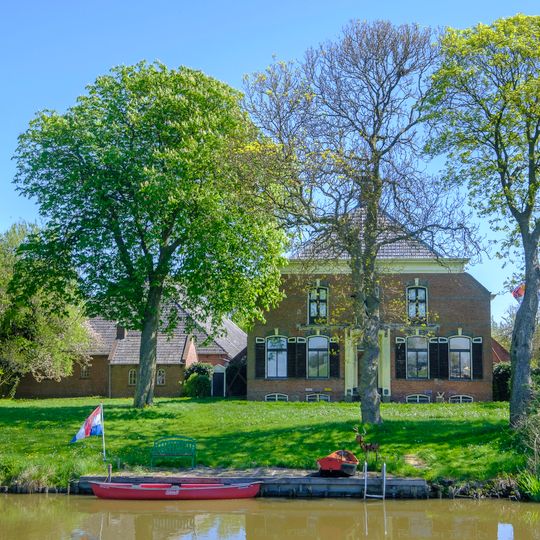 Stookhok met aangebouwde muur met poort naar de boerderij