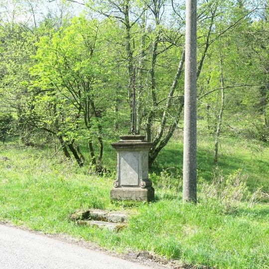 Kříž u silnice naproti domu 9 ve Falknově