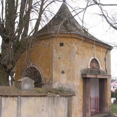 Kaple při kostele v Buškovicích