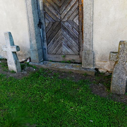 Dvojice křížů u kaple na hřbitově u Stříteže