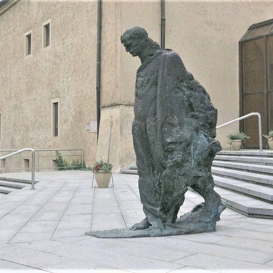 Socha Poutník u Domu kultury v Litoměřicích