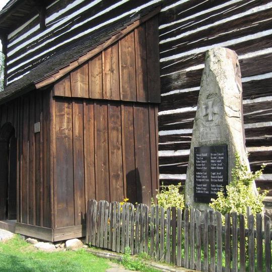 Pomník padlým vedle vchodu do kostela sv. Michaela Archanděla v Maršíkově