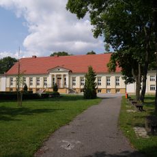 Dwór, ob. szkoła (dec.: pałac)