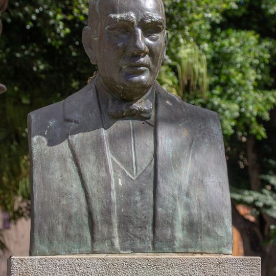 Domingo Juan Manrique monument