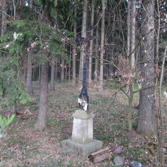 Kříž jižně od Mirošova u lesa