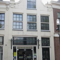 Pand met voorgevel met rechte kroonlijst onder schilddak met topschoorsteen